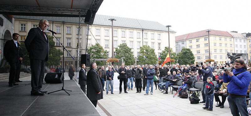 Setkání prezidenta Miloše Zemana s občany na Prokešově náměstí v centru Ostravy. 