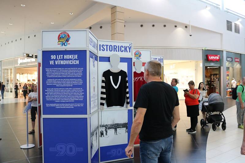 V obchodním centru Avion Shopping Park je k vidění unikátní výstava, jejímž středobodem jsou věrné repliky nejstarších, nejúspěšnějších i nejbizarnějších dresů vítkovické historie.