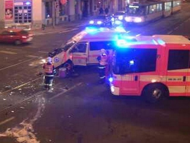 Nehoda sanitního vozu v centru Ostravy. 