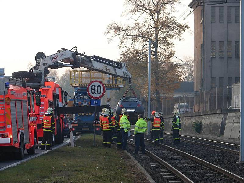 Zřejmě špatně zatažená ruční brzda stála za dopravní nehodou, která v pátek ráno zkomplikovala tramvajovou i automobilovou dopravu v Místecké ulici v Ostravě-Vítkovicích. 