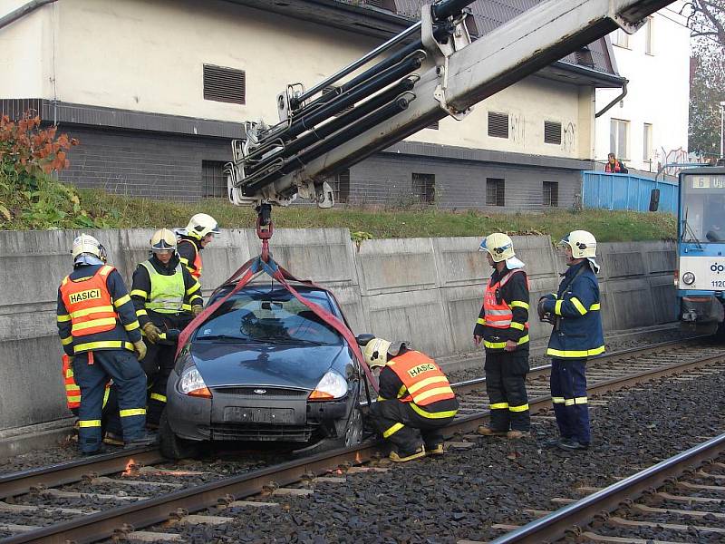 Zřejmě špatně zatažená ruční brzda stála za dopravní nehodou, která v pátek ráno zkomplikovala tramvajovou i automobilovou dopravu v Místecké ulici v Ostravě-Vítkovicích. 