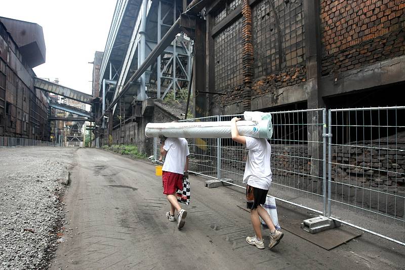 Mumraj jako v obřím mraveništi nyní panuje v ostravské Dolní oblasti Vítkovic. Vrcholí zde přípravy na jedenáctý ročník festivalu Colours of Ostrava. 