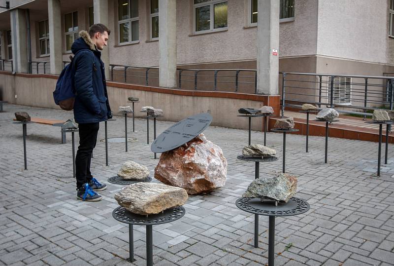 Prostranství mezi přírodovědeckou fakultou a Tylovým sadem prošlo revitalizací. Studenti jej navíc mohou využít i jako netradiční studijní materiál.