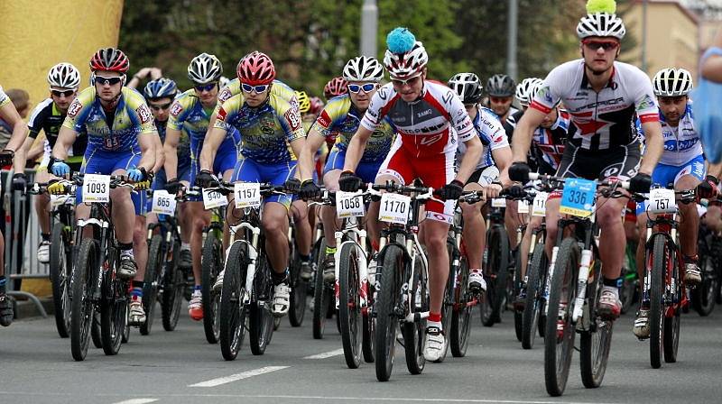 Hlavní třída v Porubě v sobotu patřila cyklistům a později taky bruslařům. Konal se tam totiž šestý ročník závodů na horských kolech pro veřejnost.