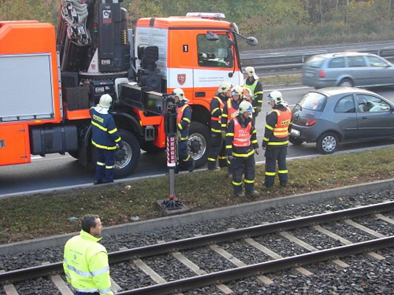 Zřejmě špatně zatažená ruční brzda stála za dopravní nehodou, která v pátek ráno zkomplikovala tramvajovou i automobilovou dopravu v Místecké ulici v Ostravě-Vítkovicích. 