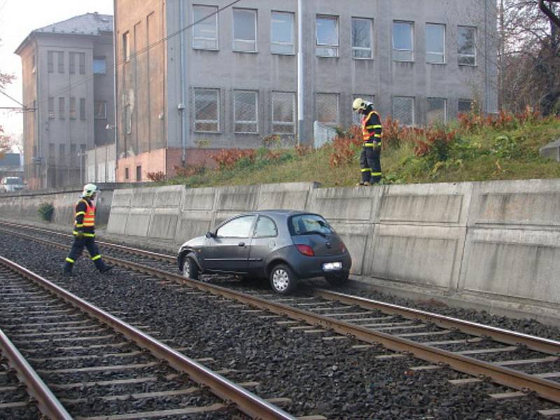 Zřejmě špatně zatažená ruční brzda stála za dopravní nehodou, která v pátek ráno zkomplikovala tramvajovou i automobilovou dopravu v Místecké ulici v Ostravě-Vítkovicích. 