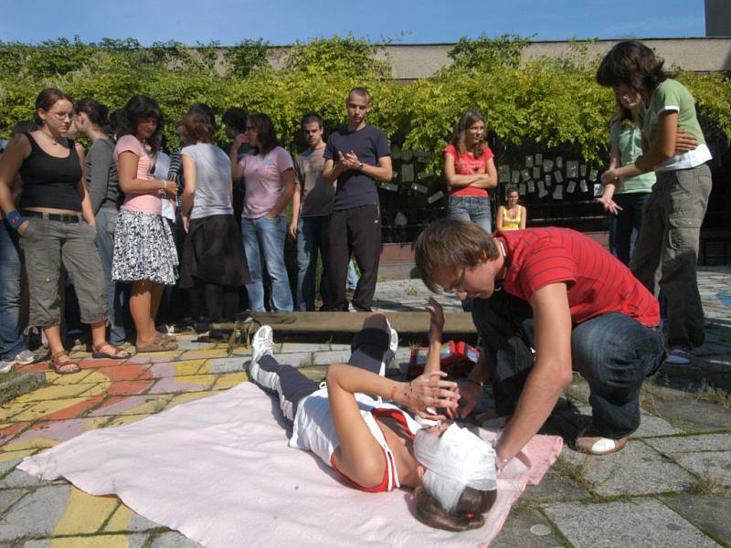 Poskytnout první pomoc se učí studenti Gymnázia v Ostravě-Hrabůvce.