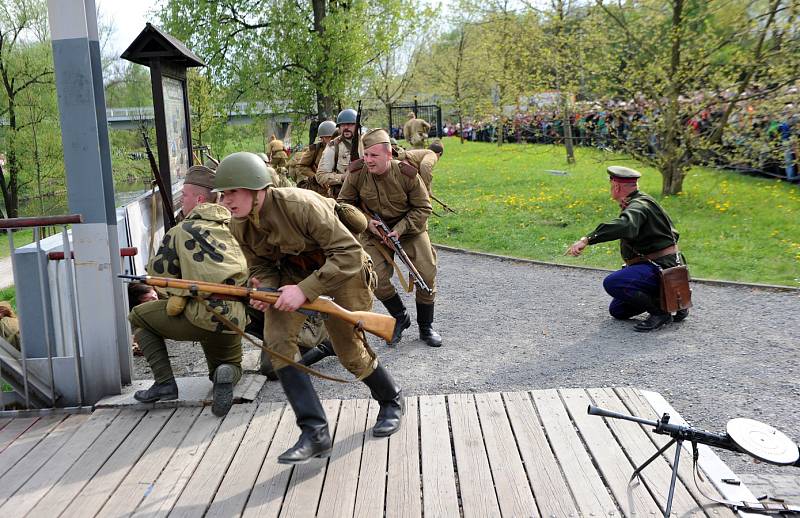 Historická ukázka osvobozovacích bojů v Ostravě na břehu řeky Ostravice u příležitosti oslav 70. výročí osvobození města..