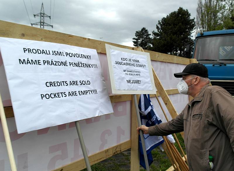 Protestní mítink před hlavní branou podniku LIBERTY Ostrava v městské části Kunčice ve středu 5. května 2021.