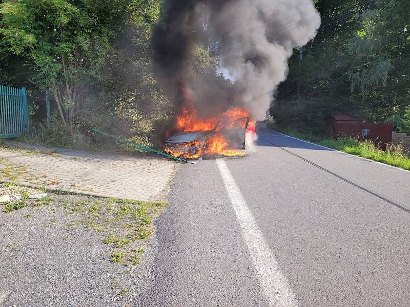 Nehoda s požárem, zásah hasičů, Horní Lhota, 20. července 2022.