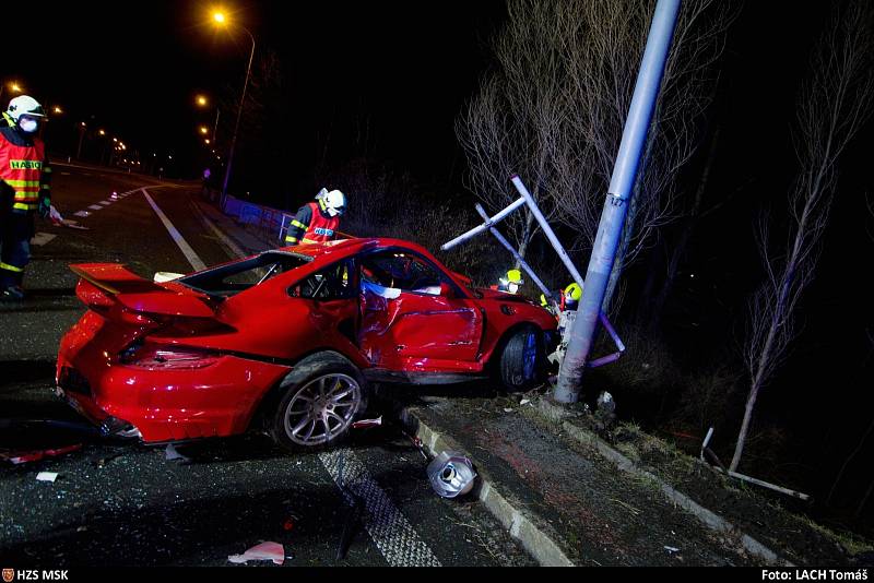 Zásah hasičů u nehody porsche v Ostravě, 13. března 2021.