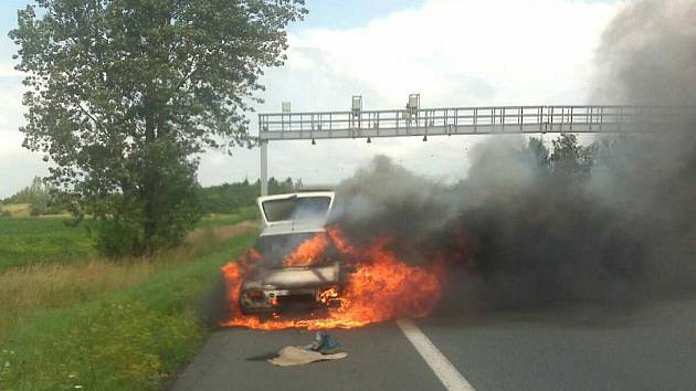 Zcela v plamenech se půl hodiny před sobotním polednem ocitl automobil Škoda Favorit na rychlostní silnici mezi Ostravou a Frýdkem-Místkem.