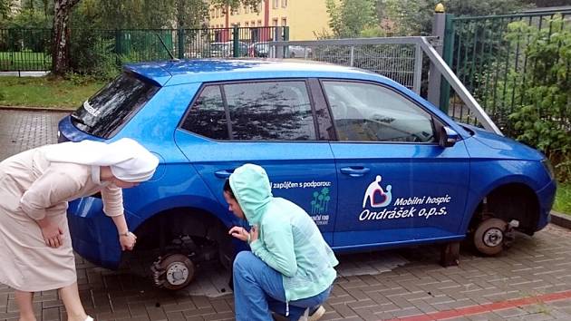 Podle způsobu odmontování kol policisté nevyloučili, že pachatelé patřili ke gangu kradoucímu součásti vozů na objednávku.