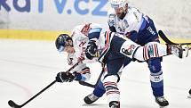 Utkání 10. kola hokejové extraligy: HC Vítkovice Ridera - HC Kometa Brno, 14. října 2018 v Ostravě. Na snímku (zleva) Jan Schleiss a Michal Barinka.