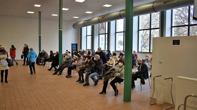 Očkovací centrum na  ostravské Černé louce. Lidé většinou přicházeli pro posilující dávku.