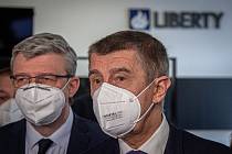 Tiskový briefing po jednání se zástupci skupiny Liberty a odboráři, 16. dubna 2021 v Ostravě. (zprava) Předseda vlády Andrej Babiš a vicepremiér Karel Havlíček.