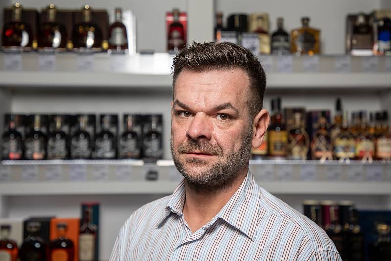 Martin Špok spolumajitel společnosti SPIRITS ORIGINAL. Nespresso a alkotéka s výběrem více než 300 druhů lahví alkoholu, 26. listopadu 2020 v Ostravě.