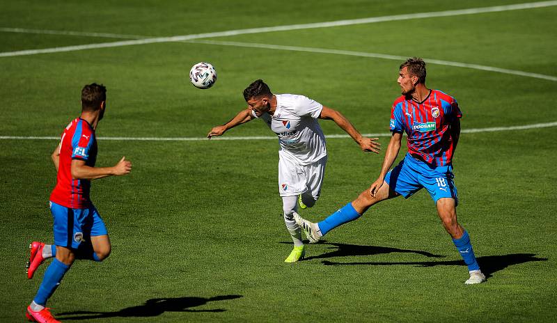 Utkání 4. kola nadstavby první fotbalové ligy, skupina o titul: Baník Ostrava - FC Viktoria Plzeň, 5. července 2020 v Ostravě. Patrizio Stronati z Ostravy a Tomáš Chorý z Plzně.