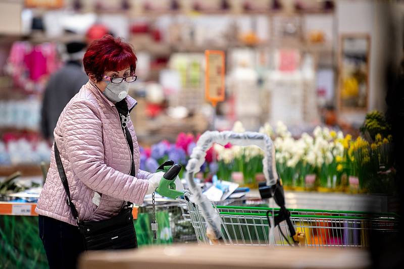 Senioři při nákupech v supermarketu Globus v Ostravě.