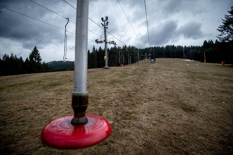 Ve ski areálu Zlatník trvala zimní sezóna pouze devatenáct dní než kompletně roztál sníh, 26. února 2020 v Krásném.