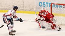 Utkání 34. kola hokejové extraligy: HC Vítkovice Ridera - HC Oceláři Třinec, 12. ledna 2019 v Ostravě. Na snímku (zleva) Patrik Zdráhal, brankář Třince Šimon Hrubec.