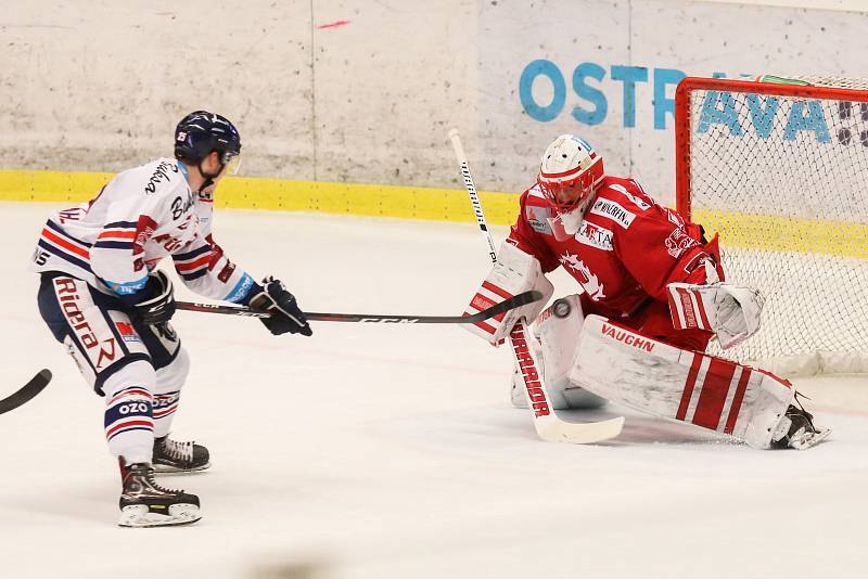 Utkání 34. kola hokejové extraligy: HC Vítkovice Ridera - HC Oceláři Třinec, 12. ledna 2019 v Ostravě. Na snímku (zleva) Patrik Zdráhal, brankář Třince Šimon Hrubec.