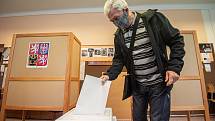 Volební místnost (okrsek č. 19022) na ZUŠ Edvarda Runda v Slezské Ostravě, 2. října 2020 v Ostravě. V Česku se 2. a 3. října konají volby do krajských zastupitelstev a první kolo voleb do třetiny Senátu.