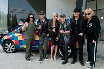 PARK INN HOSTIL I SCORPIONS. V ostravském hotelu přespali počátkem června i členové světoznámé rockobé skupiny Scorpions. Přivítala je ředitelka hotelu Gabriela Dítětová.