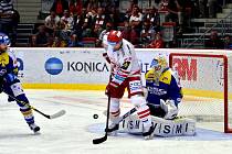 Skóre prvního utkání play-off Ligy mistrů mezi hokejisty Třince a švédského HV 71 Jönköping otevřel domácí útočník Radim Matuš.