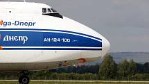Jedno z největších sériově vyráběných transportních letadel na světě, An-124 Ruslan, přistálo v pátek hodinu po poledni na Letišti Leoše Janáčka v Ostravě. 