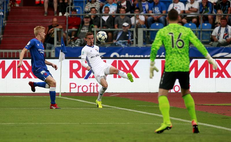 Utkání fotbalistů Baníku a pražské Slavie v Ostravě-Vítkovicích 6. srpna 2017, zleva Michal Frydrych, Martin Sus, Jan Laštůvka