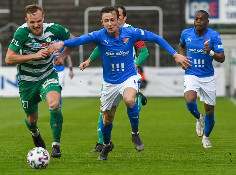 Fotbalisté Baníku Ostrava (v modrém) remizovali v sobotním utkání 27. ligového kola na hřišti Bohemians 1:1.