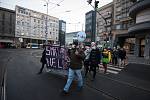 Přibližně tři stovky lidí ve čtvrtek v Ostravě demonstrovaly za čisté ovzduší. Primátorovi města Tomáši Macurovi (ANO) předali před magistrátem požadavky, které by měly zlepšit situaci.