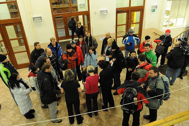 V Ostravě v pondělí odstartovaly zápisy do základních škol. Před základní školou Porubská 831 dokonce někteří rodiče nocovali, aby sem zapsali své dítě.