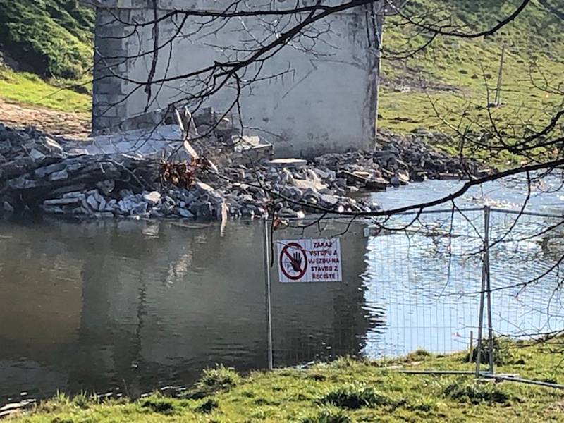 Demolice mostu na Mostní ulici v Opavě.