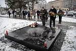 Pietní akt k uctění památky obětí vražedného útoku ve FNO (ze dne 10. prosince 2019), 10. prosince 2021 v Ostravě. (střed) Hejtman MSK Ivo Vondrák a ředitel FNO Jiří Havrlant.