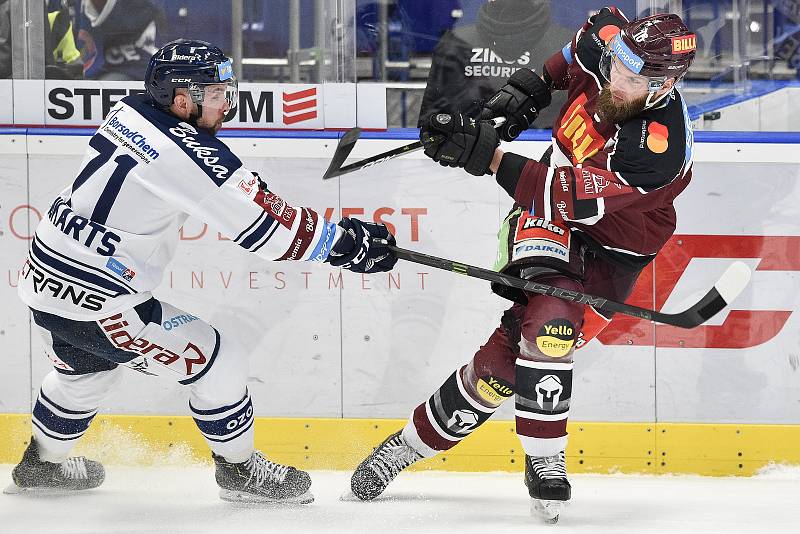 Utkání 22. kola hokejové extraligy: HC Vítkovice Ridera - HC Sparta Praha, 27. listopadu 2019 v Třinci. Na snímku (zleva) Roberts Bukarts a Adam Polášek.