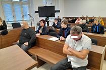 K soudu ve čtvrtek dorazili tři ze čtyř obžalovaných. Vpravo majitel sběrny z Olomoucka.