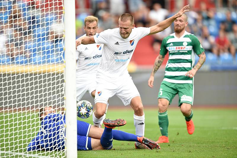 Utkání 5. kola první fotbalové ligy: FC Baník Ostrava - Bohemians 1905 , 10. srpna 2019 v Ostravě. Na snímku gól na 2:1 (zleva) brankář Bohemians Roman Valeš a Martin Šindelář.