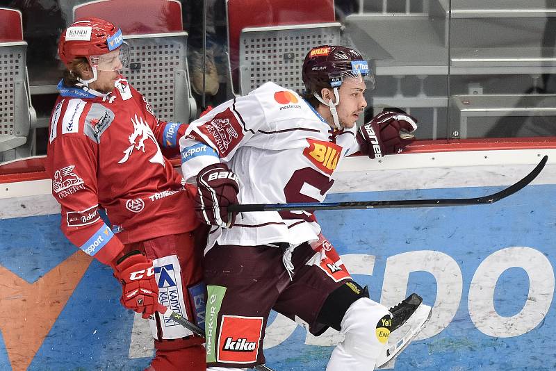 Utkání 9. kola hokejové extraligy: HC Oceláři Třinec - HC Sparta Praha, 12. října 2018 v Třinci. Na snímku (vlevo) Martin Gernát a Matěj Beran.