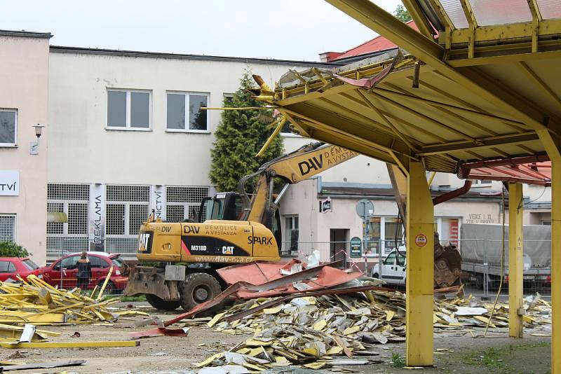 Demolice staré tržnice na Černé louce, 16.  května v Ostravě.