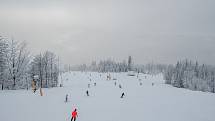 Lyžařská resort Szczyrk Mountain Resort, 12. února 2021 v Szczyrk, Polsko. Od 12. února budou v Polsku s omezenou kapacitou po dobu dvou týdnů podmíněně otevřeny hotely, kina, divadla, filharmonické sály a opery, bazény a sjezdovky.