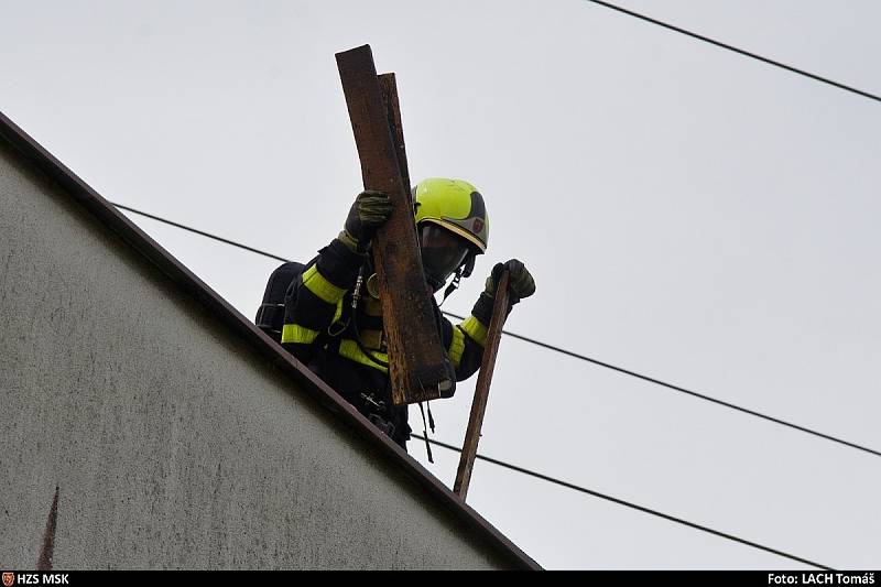 Požár střechy rodinného domu v Ostravě-Nové Bělé.