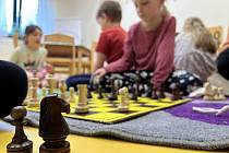 V Mateřské školce Klubíčko v Ostravě - Hrabové hrají děti šachy od čtyř let, 20. dubna 2023.