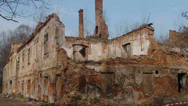 Přestože byl před desítkami let kunčický zámeček chloubou Ostravska, dnes už ho zachránit nelze.