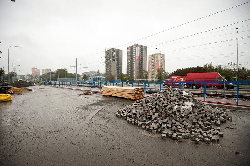 Po zrekonstruovaných zastávkách Křižíkova a Krajský úřad se podařilo dokončit další tramvajové nástupiště Most Mládeže u nově propojených ulic Plzeňská a Pavlovova. 