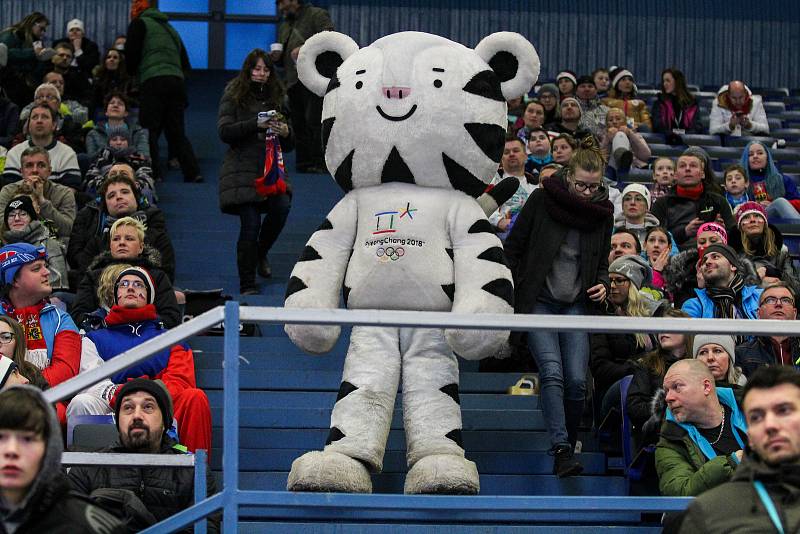 Olympijský festival u Ostravar arény.Fanoušci fandí při hokejovém utkání mezi Českem a KanadouMaskot Olympiády