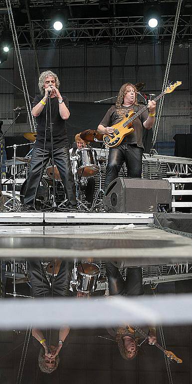  Scorpions se při svém posledním turné loučí s fanoušky. Na ostravských Bazalech světovou legendu doprovodila česká legendární kapela Citron (na snímku).