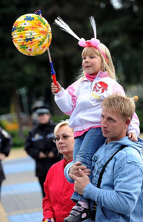 Desítky malých dětí přišly ve středu vpodvečer v doprovodu rodičů ke kruhovému objezdu na porubské Hlavní třídě. 