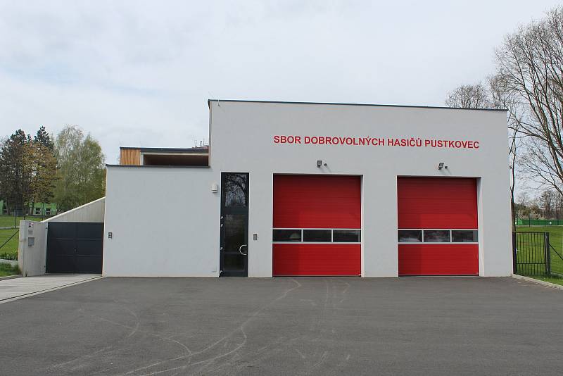 Nová hasičská zbrojnice v Pustkovci.